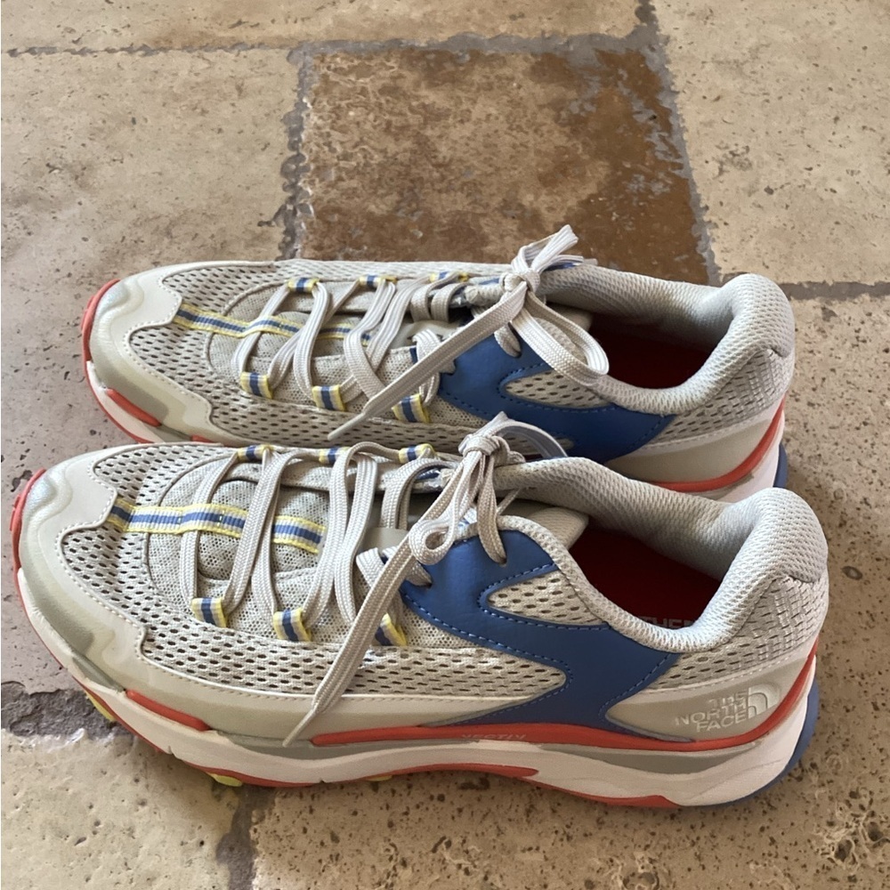 The North Face VECTIV Taraval Shoes Sz 8.5 - Sandstone/Topaz